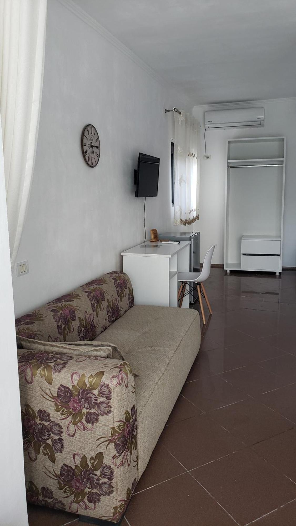 Pomegranates & Olives Guesthouse Durres Bagian luar foto