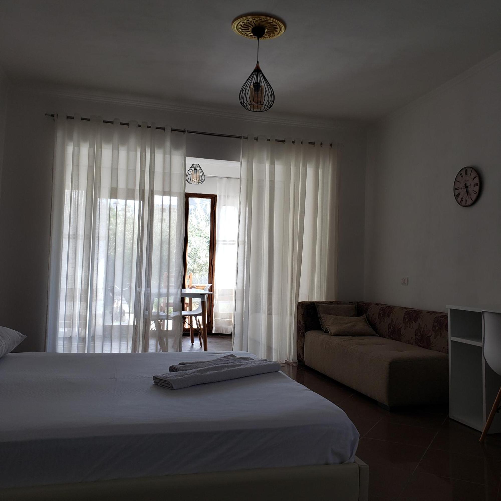 Pomegranates & Olives Guesthouse Durres Bagian luar foto